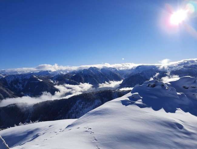 Verschneite Berge im Snow Space Salzburg